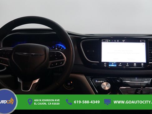 Used 2022 Chrysler Pacifica Touring-L FWD image 5