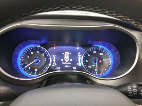 Used 2023 Chrysler Pacifica Touring-L image 15