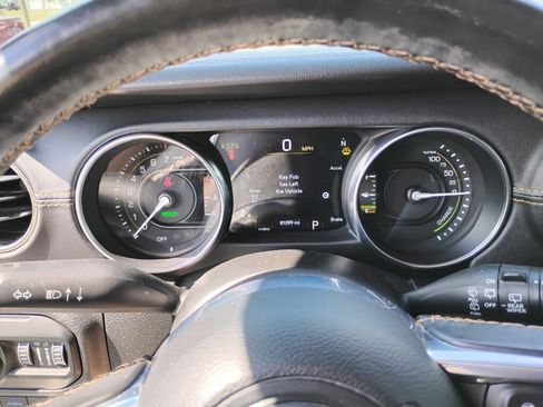 Used 2021 Jeep Wrangler Unlimited Sahara AWD/4WD image 15