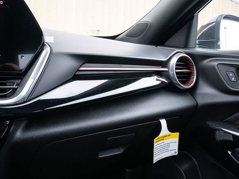 New 2025 Chevrolet Trax RS w/ Sunroof Package image 31