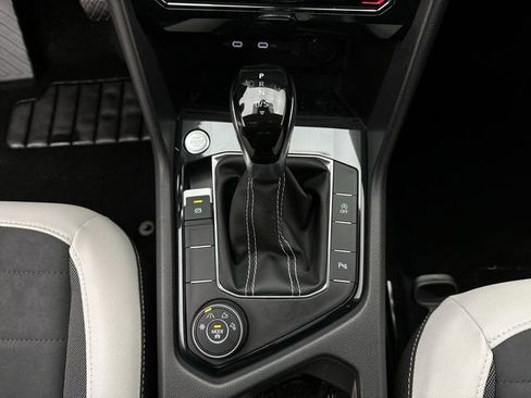 Certified 2025 Volkswagen Taos SE image 21