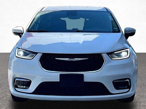 Used 2023 Chrysler Pacifica Touring-L FWD image 3