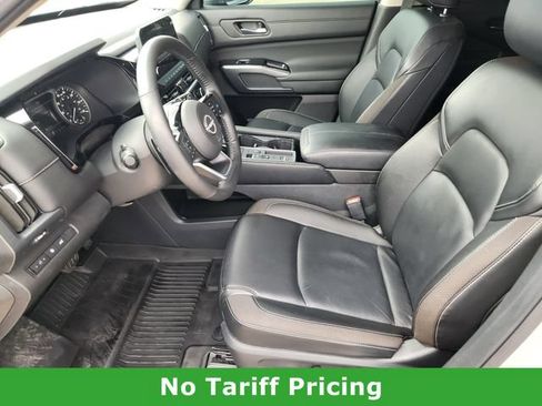 Used 2025 Nissan Pathfinder SL FWD image 12
