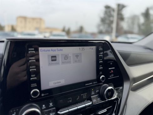 Used 2020 Toyota Highlander XLE image 27