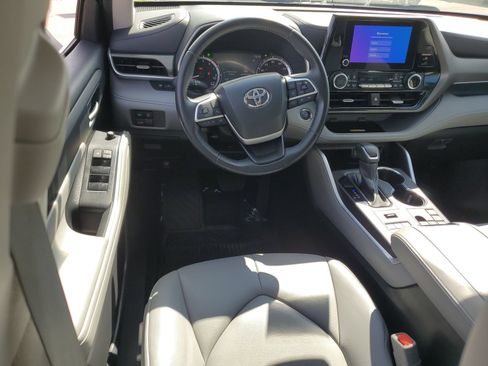 Used 2023 Toyota Highlander XLE AWD/4WD image 11