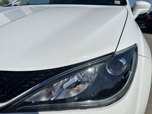 Used 2018 Chrysler Pacifica Touring-L image 32