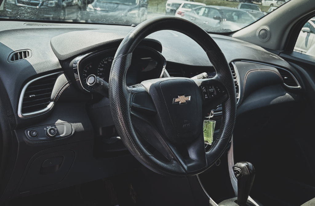 Used 2021 Chevrolet Trax LS AWD/4WD image 2