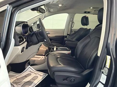 Used 2023 Chrysler Pacifica Touring-L FWD image 16