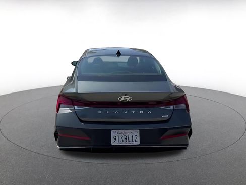 Used 2025 Hyundai Elantra Limited image 12