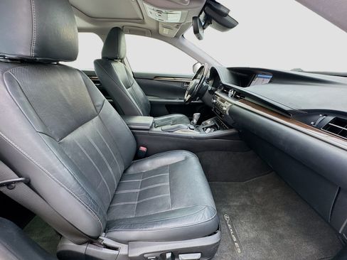 Used 2017 Lexus ES 300h w/ Luxury Package FWD image 19