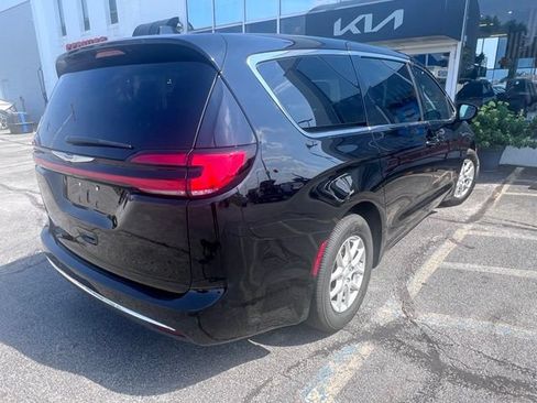 Used 2025 Chrysler Pacifica Select FWD image 3