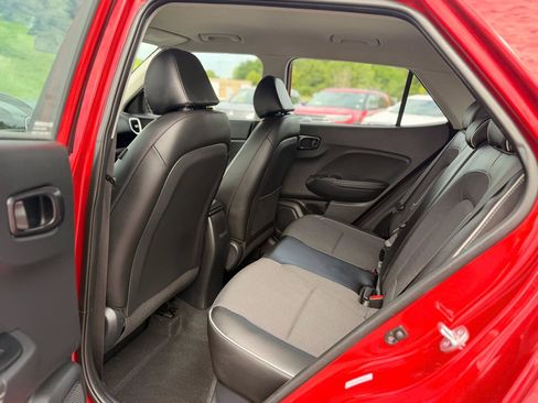 Used 2023 Hyundai Venue Limited FWD image 11