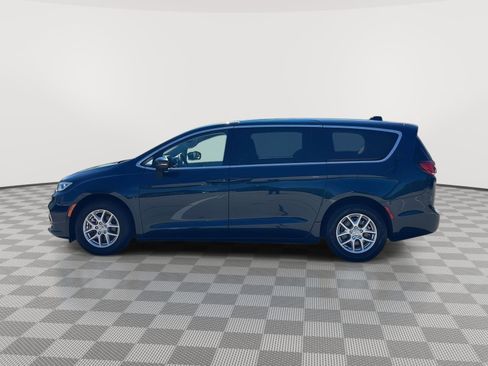 Used 2023 Chrysler Pacifica Touring-L FWD image 8