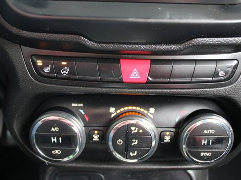 Used 2017 Jeep Renegade Limited image 18