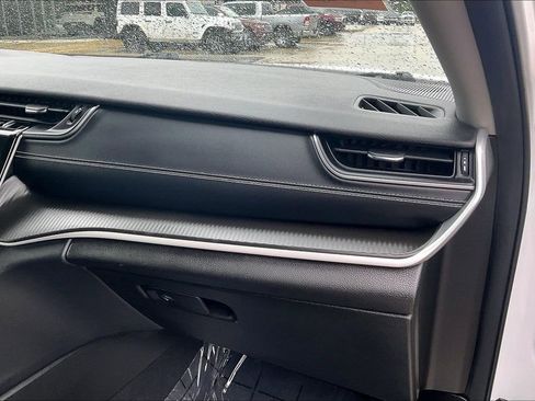 Used 2023 Jeep Grand Cherokee L Laredo image 15