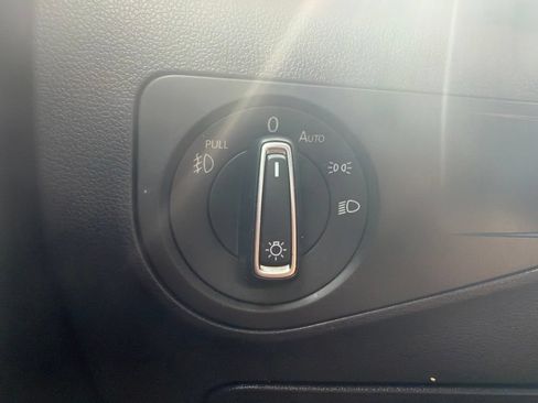 Used 2018 Volkswagen Tiguan SEL AWD/4WD image 38