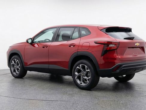 Used 2025 Chevrolet Trax LT w/ LT Convenience Package image 6