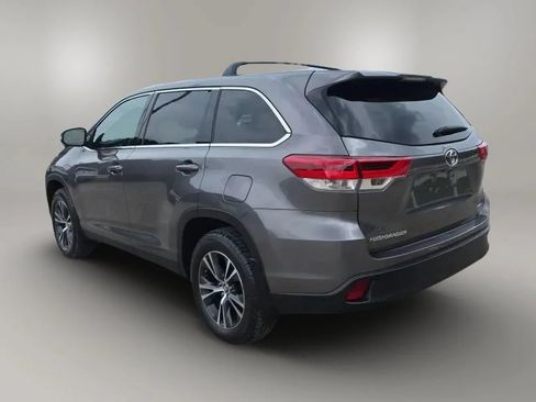 Used 2019 Toyota Highlander LE AWD/4WD image 6