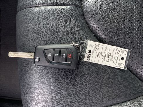 Used 2020 Toyota Camry LE image 37