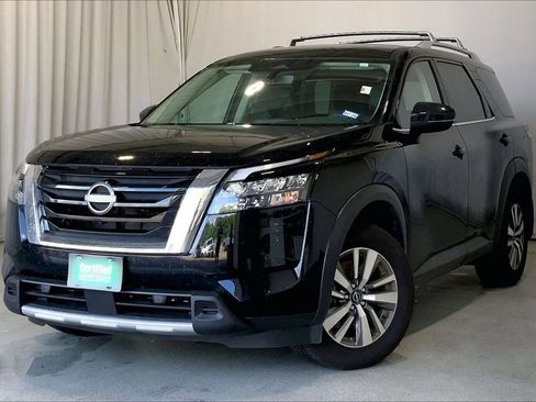 Used 2025 Nissan Pathfinder SL FWD image 2