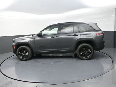 Used 2025 Jeep Grand Cherokee Limited w/ Black Appearance Package AWD/4WD image 4