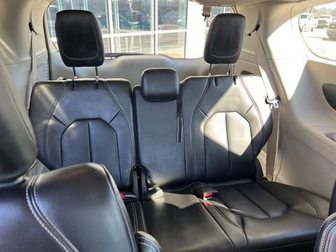 Used 2023 Chrysler Pacifica Touring-L FWD image 13