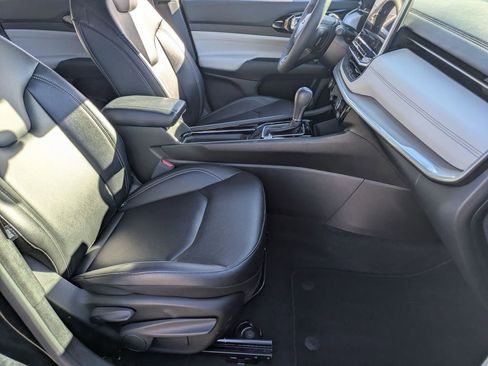 Used 2025 Jeep Compass Limited image 29