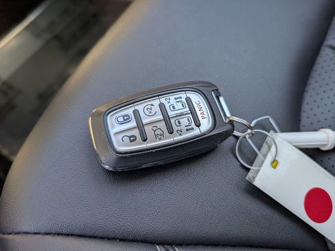 Used 2024 Chrysler Pacifica Touring-L FWD image 32