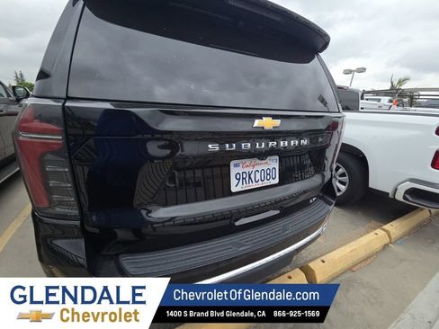Certified 2025 Chevrolet Suburban LT AWD/4WD image 4