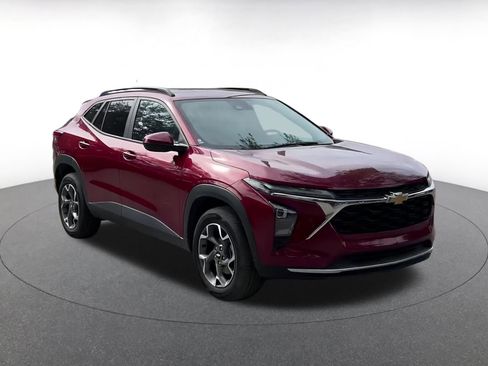 Used 2025 Chevrolet Trax LT image 2