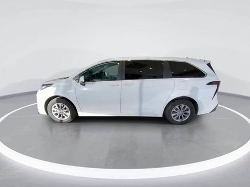 Used 2023 Toyota Sienna LE image 5