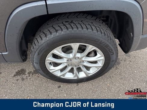 Used 2019 Jeep Cherokee Latitude w/ Cold Weather Group image 5