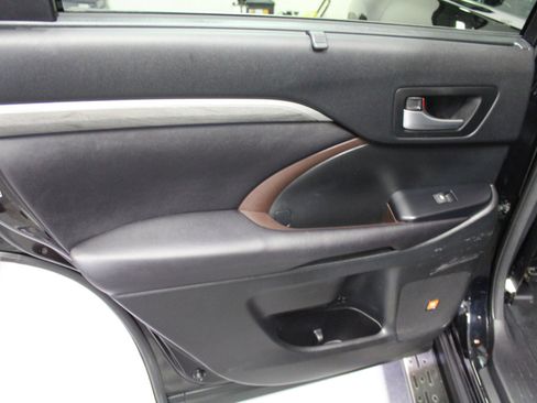 Used 2017 Toyota Highlander Limited Platinum image 24