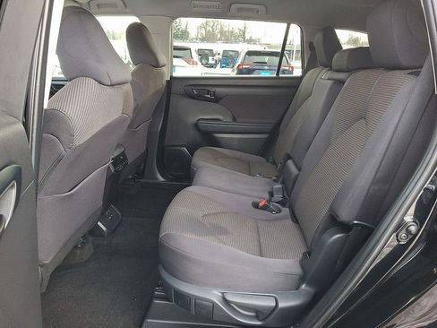 Used 2024 Toyota Highlander LE AWD/4WD image 11