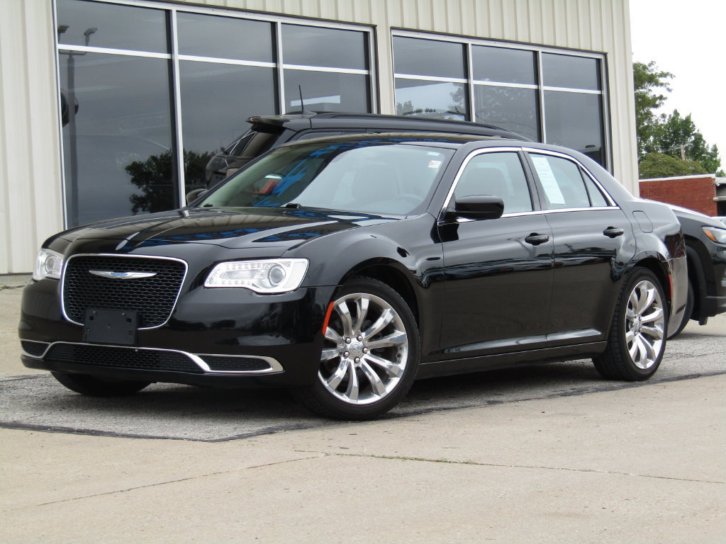 Used 2017 Chrysler 300 Limited RWD image 12