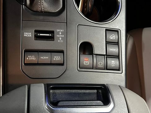 Used 2023 Toyota Highlander XLE AWD/4WD image 5
