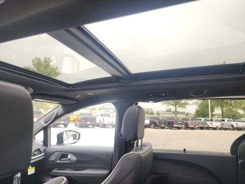 New 2026 Chrysler Pacifica Limited w/ S Appearance Package image 24