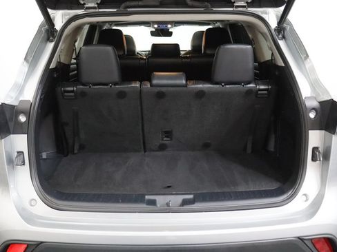 Used 2021 Toyota Highlander XLE AWD/4WD image 25
