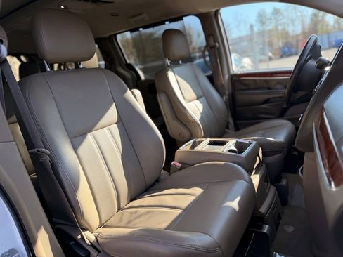 Used 2015 Chrysler Town & Country Touring image 12