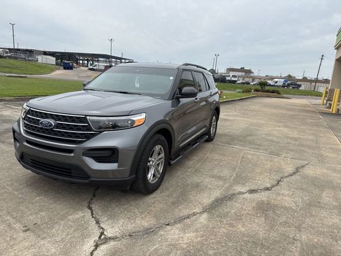 Used 2022 Ford Explorer XLT image 4