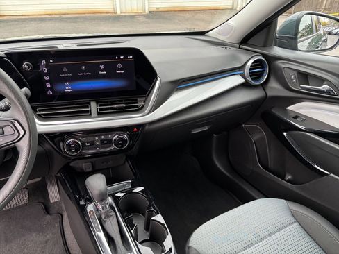 Used 2025 Chevrolet Trax LT image 29