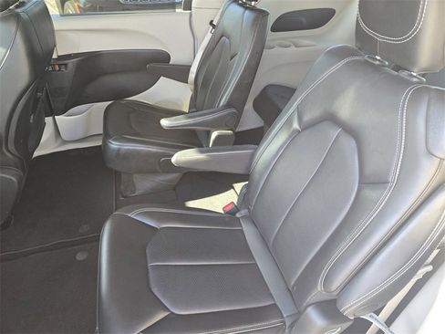 Used 2024 Chrysler Pacifica Touring-L image 10