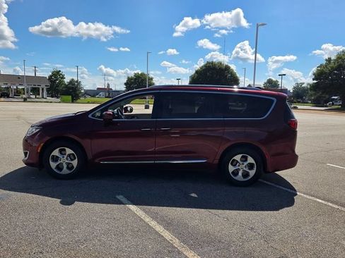 Used 2017 Chrysler Pacifica Touring-L Plus w/ Advanced Safetytec Group FWD image 4