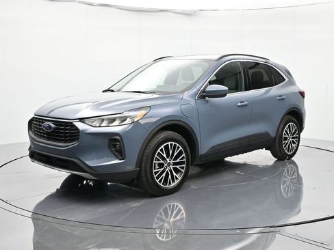 Certified 2025 Ford Escape SE w/ Class II Trailer Tow Package image 1