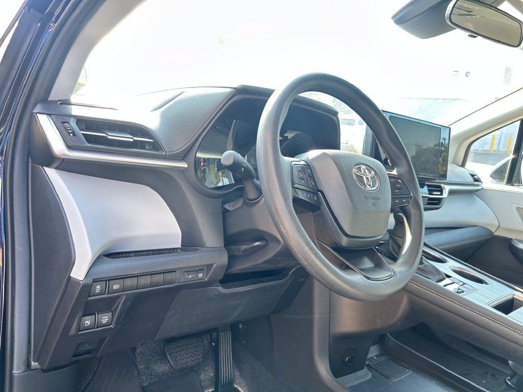Used 2025 Toyota Sienna LE FWD image 10