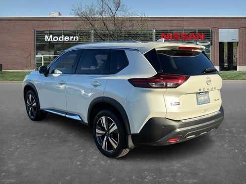 Used 2023 Nissan Rogue SL image 2