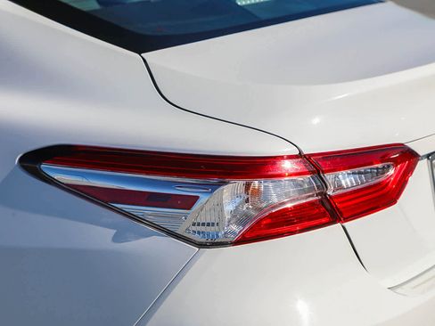 Used 2020 Toyota Camry LE image 9