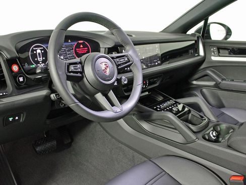 Used 2025 Porsche Cayenne Coupe image 4