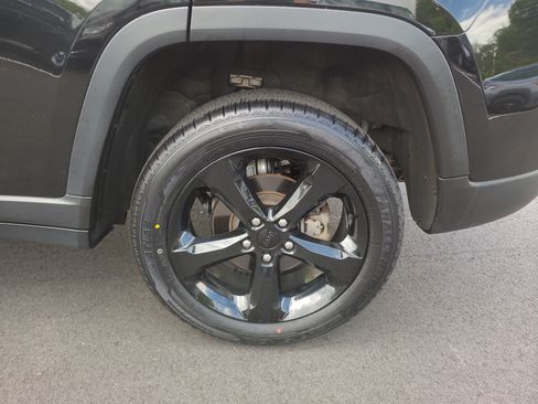 Used 2023 Jeep Grand Cherokee Altitude AWD/4WD image 10