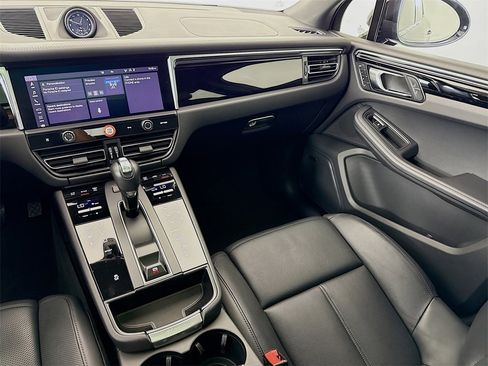 Used 2025 Porsche Macan image 27